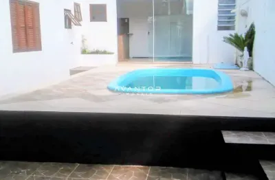 Casa de 3 dormitórios com piscina e 2 vagas de garagem próxima ao centro de sant