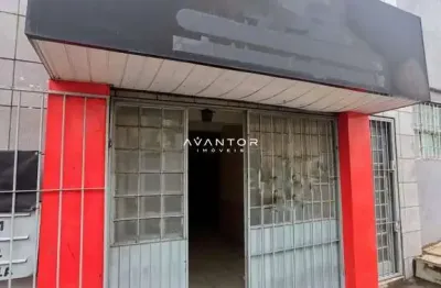 Sala comercial central possui escritório, banheiro e área de serviço.
