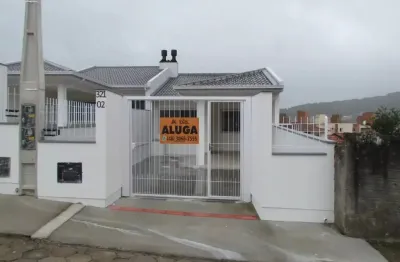 Casa para Locação: 2 Quartos (1 Suíte) e Garagem Coberta em São José