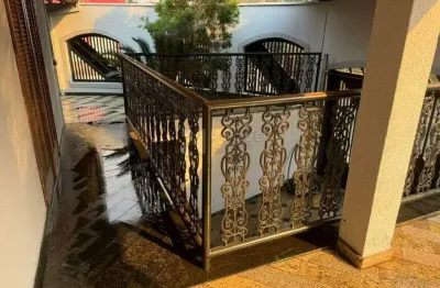 Casa espaçosa e arejada – 2 dormitórios | 207m² construídos | terreno de 250m²