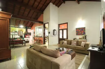 Linda casa em condomínio fechado – estilo colonial rústico!