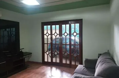 Casa à venda – cozinha americana | 2 dormitórios (1 com armários) | 2 vagas de garagem