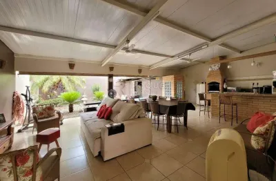 Casa ampla e bem conservada – acabamento de qualidade e ótima estrutura!