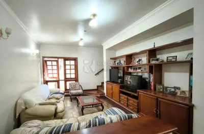 Casa em condomínio fechado à venda – completa, confortável e com área de lazer privativa