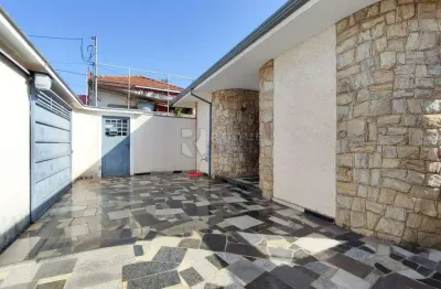 Casa com potencial comercial – amplo terreno em localização estratégica
