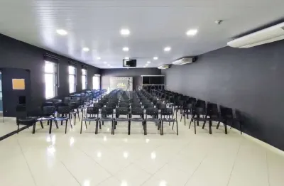 Imóvel à venda com salão amplo, área externa e prédio anexo