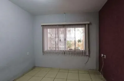 Casa antiga bem conservada com terreno amplo à venda
