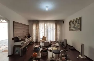 Excelente sobrado com cômodos amplos e bem distribuídos – ideal para uso residencial ou comercial