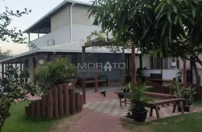 Casa com 5 quartos sendo 2 suítes com 10 vagas de garagem no bairro colonial.
