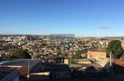 Casa com 3 quartos sendo 1 suíte com 8 vagas no bairro nossa senhora da glória.