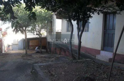 Casa com 3 quartos sendo 1 suíte com 7 vagas de garagem no bairro joão pinheiro.