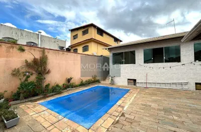 Belíssima casa em lote de 360m², com 3 quartos com suíte , closet, piscina e churrasqueira e loja em anexo