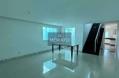 Casa geminada 3 quartos, suíte, closet, 4 vagas de garagem no bairro candelária