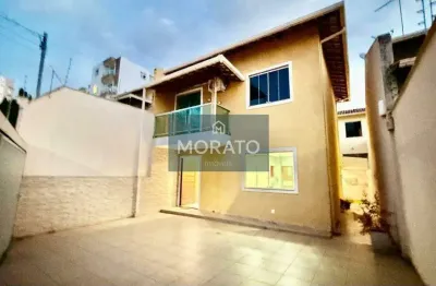 Casa com 3 quartos sendo 1 suíte com 3 vagas de garagem no bairro europa.
