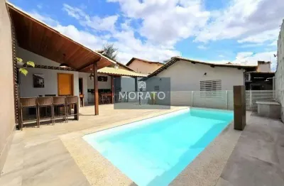 Casa com 4 quartos sendo 1 suíte com 4 vagas de garagem no bairro serrano.