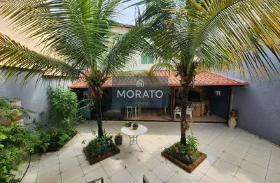 Casa com 2 quartos sendo 1 suíte com 2 vagas de garagem no bairro árvoredo.