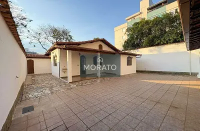 Casa com 4 quartos sendo 2 suítes com 4 vagas de garagem no bairro castelo.