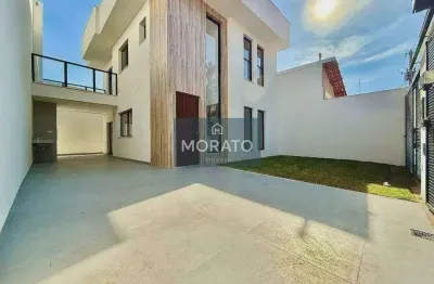 Casa com 3 quartos sendo 2 suítes com 2 vagas de garagem no bairro planalto.
