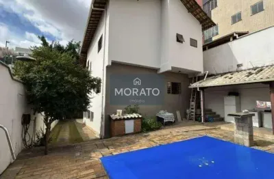 Casa com 4 quartos sendo 1 suíte com closet e 6 vagas de garagem no bairro serrano.
