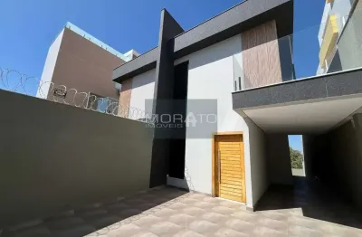 Casa geminada com 3 quartos sendo 2 suítes e 4 vagas a venda no bairro planalto.