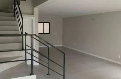 Sobrado triplex com 03 suítes no centro de balneários camboriú à venda!