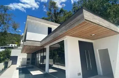 Casa de alto padrão em condomínio fechando com 04 suítes à venda!