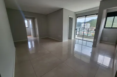 Aluguel anual de apartamento semimobiliado com 02 suítes no bairro fazenda em itajaí-sc