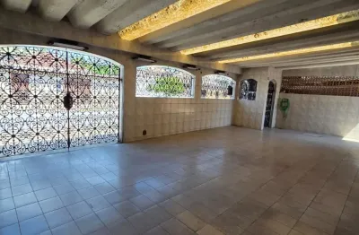 Casa ampla e arejada, com edicula pronta para morar.