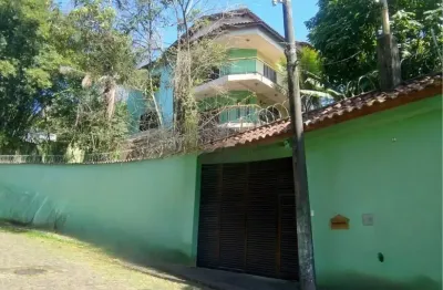 Casa sobreposta lindissima em meio a natureza no morro dos barbosas