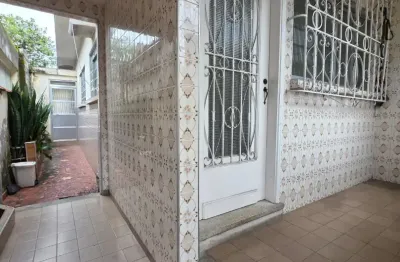 Imóvel - casa ampla e bem arejada com edicula. toda reformada! excelente localização.