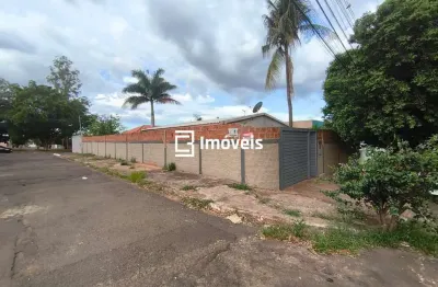 Casa de esquina com 03 quartos e terreno amplo na vila planalto