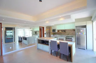 Bela casa semi mobiliada com 275m² construídos em ótima localização e com linda vista da cidade!