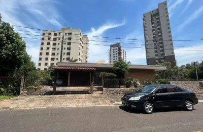Casa com ótima localização, com 4 dormitórios sendo 1 suíte
