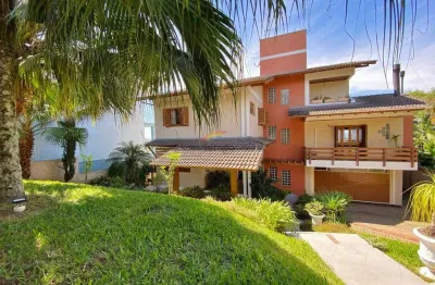 Casa em terreno de 633m² (sendo 19m de frente), e 303m² de área construída distribuída em 03 níveis. novo hamburgo-rs