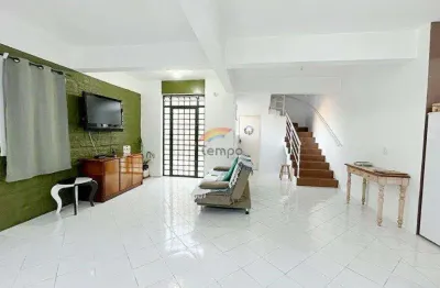 Sobrado com 138m² construídos, sendo 02 dormitórios, sala ampla 02 ambientes integrados a cozinha, novo hamburgo-rs.