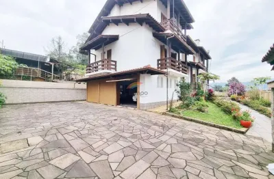 Linda casa mobiliada, com 526 metros quadrados, 5 quartos, sendo 1 suite, 4 banheiros