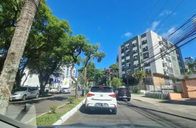 Muito Bem Localizado, Amplo apartamento 3 dormitórios(1 suíte), semimobiliado, 1 vaga de garagem