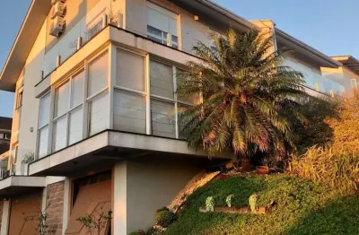 Casa em condomínio, com 3 dormitórios sendo uma suíte, perto do colégio sinodal