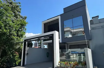 Sobrado triplex a 500m do mar na Praia dos Amores, com 3 dormitorios sendo 1 suite master