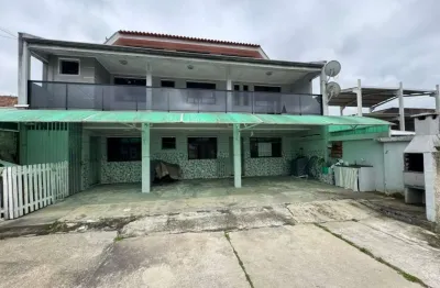 Maravilhoso triplex com três suítes e amplo terreno na frente!!!
