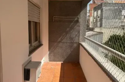 1 quarto com sacadão e muito sol, de fundos, ótimo ponto na demétrio ribeiro