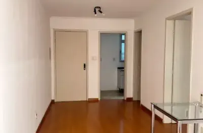 1 quarto com sacadão e muito sol, de fundos, ótimo ponto na demétrio ribeiro