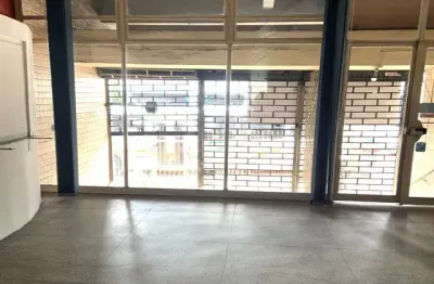 Loja de frente, ampla vitrine, excelente ponto, não tem custo de condomínio, pátio nos fundos, banheiros, era salão de beleza, vale a pena a visita.