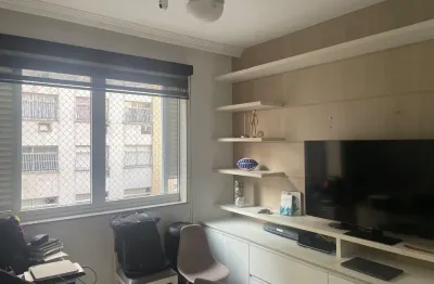 Niterói - Icaraí | 1ª quadra praia, 3Q (1 suíte), sol manhã e 1 vaga