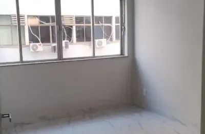 Niterói - Centro | Apto reformado e vazio, 1Q, dependência completa e elevador