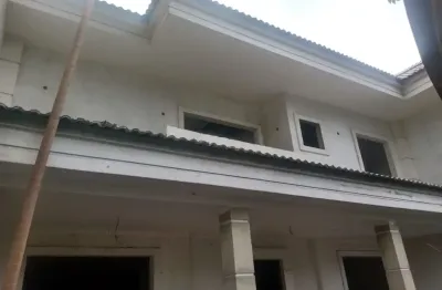 Casa duplex em condominio-03 suites-obra não finalizada