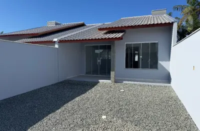 Casa com amplo espaço nos fundos, 2 dormitórios, 1 suíte, no bairro itajubá - barra velha - sc
