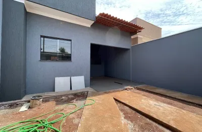 Casa nova com 3 quartos sendo uma suíte e churrasqueira no planalto
