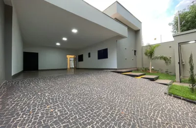 Casa de alto padrão com 3 suítes, churrasqueira e piscina aquecida no village