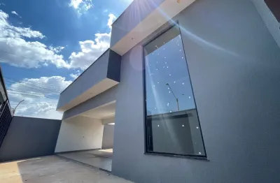 Casa de luxo com 3 quartos, ampla área externa no nossa senhora da saúde